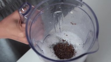 Kadın meyve püresi pişiriyor badem sütüne keten tohumu koyuyor..