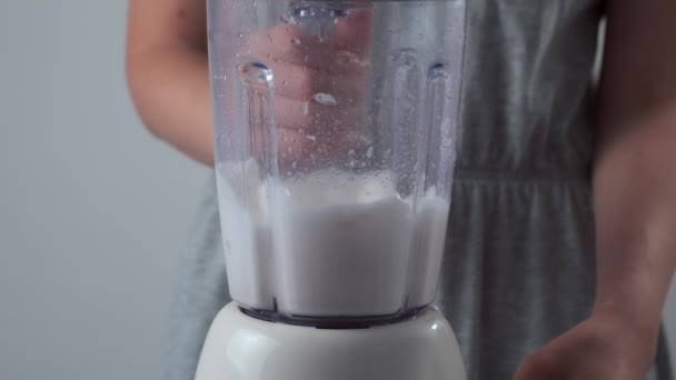 Närbild av blandning av mandel med vatten i mixer kopp för att förbereda mandelmjölk. — Stockvideo