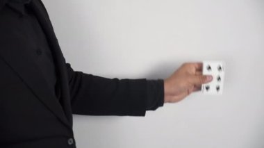 Sihirbazın yakın çekimleri el sıkışma ve havada kart değiştirme numarası yapıyor..