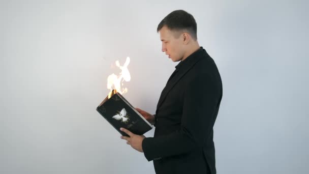 Mágico faz truque com pombo branco pássaro que voa do livro de fogo. — Vídeo de Stock