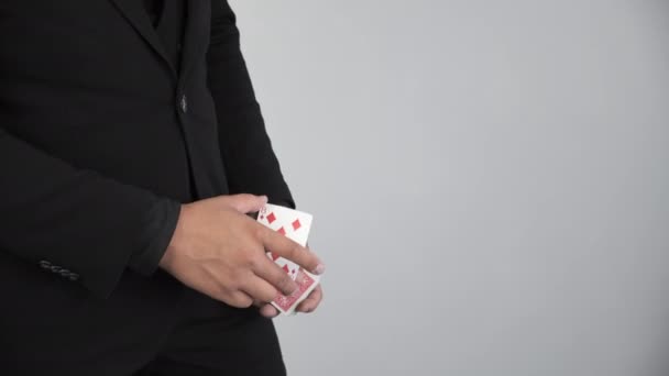Sihirbazın yakın çekimleri el sıkışma ve havada kart değiştirme numarası yapıyor.. — Stok video