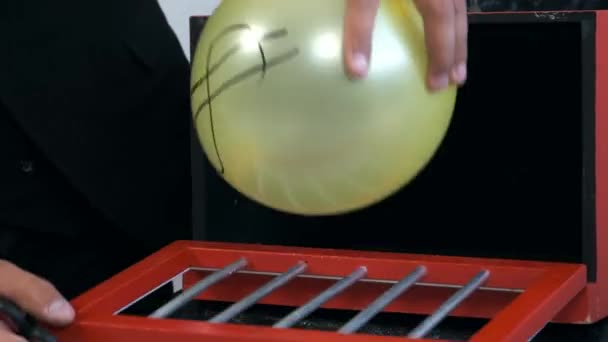 Sihirbaz kutuda balonla numara yapıyor ve para ortaya çıkıyor, yakın çekim görüntüsü. — Stok video