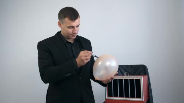 Zauberer trickst mit Luftballon in Schachtel und erscheint Eurogeld. — Stockvideo