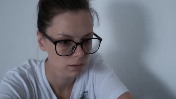Portræt af ung kvinde i briller lærer languge på bærbar computer derhjemme. – Stock-video