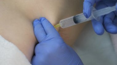 Doktor ozon terapisinde hastanın karnına ozon gazı enjekte ediyor..