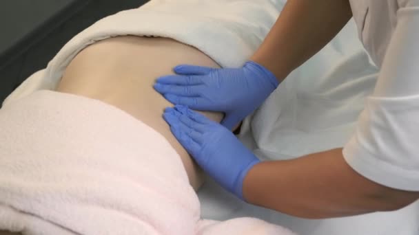 Doctor is massaging body of woman after injection of ozone gas in abdomen. — Stock Footage Doctor is massaging body of woman after injection of ozone gas in abdomen. Royalty Free Stock Footage