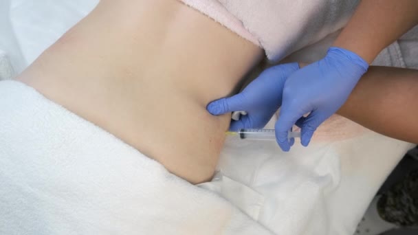 Врач делает инъекцию озонового газа в брюшную полость пациента на стороне озонотерапии. — стоковое видео