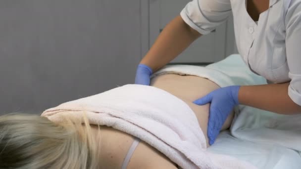 El médico está masajeando el cuerpo de la mujer después de la inyección de gas de ozono en el abdomen. — Vídeos de Stock