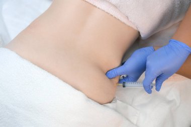 Doktor ozon terapisinde hastanın karnına ozon gazı enjekte ediyor..