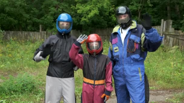 Portrait de maman, papa et fils en costumes et casques pour voler en tube aérodynamique. — Video