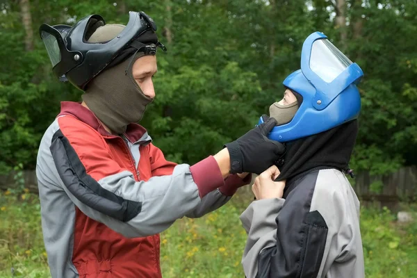 Instructeur porte un casque sur la tête de la femme la préparant à voler dans le tube d'air. — Photo