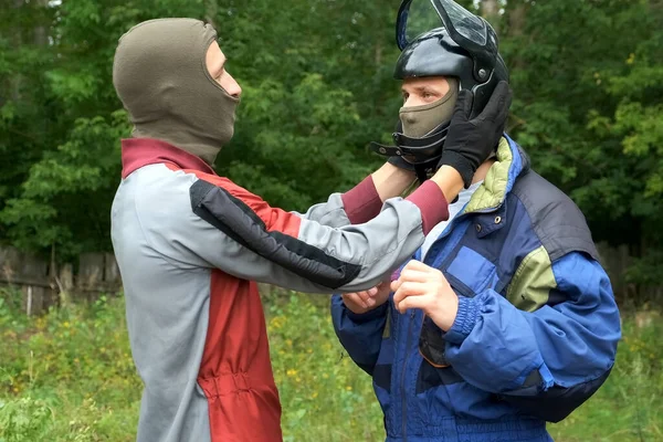 L'instructeur porte un casque sur la tête de l'homme le préparant à voler dans un tube d'air. — Photo