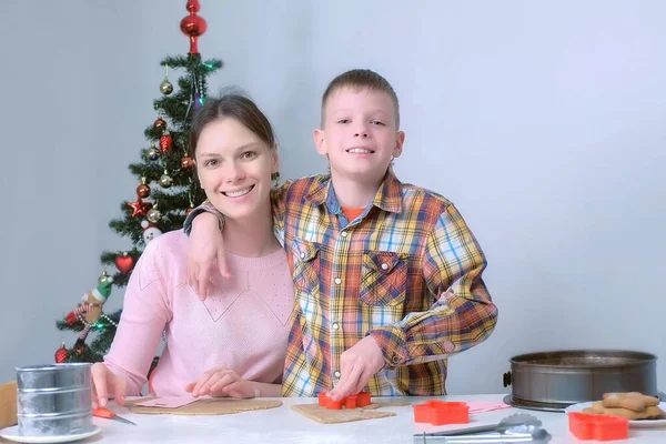 Mama i syn co gotowanie pierniki ciasteczka patrzeć w aparat i uśmiech. — Zdjęcie stockowe