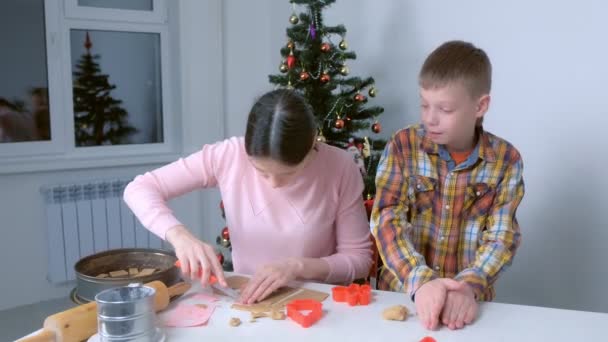 Мама з сином печуть печиво для приготування пряників вдома.. — стокове відео