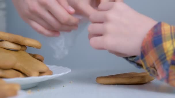 Bambino ragazzo sta decorando biscotti di Natale a forma di albero con zucchero glassa dolce. — Video Stock