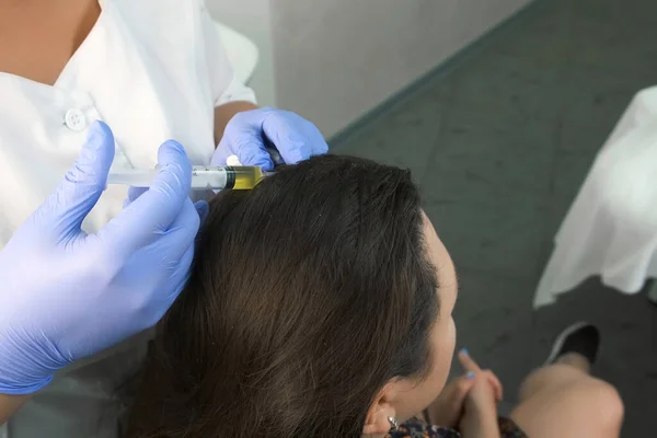 Arzt Trichologe macht Injektionen in Frauenhaut am Kopf für Haarwachstum. — Stockfoto