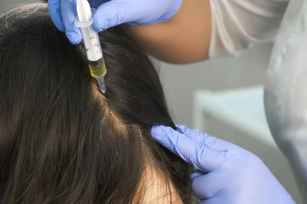 Doctor tricholoog maakt injecties in vrouwen huid op het hoofd voor haargroei. — Stockfoto