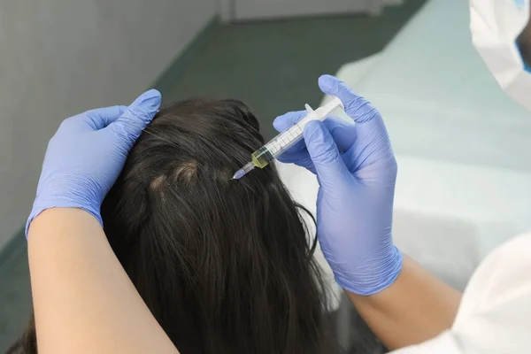 Arzt Trichologe macht Injektionen in Frauenhaut am Kopf für Haarwachstum. — Stockfoto