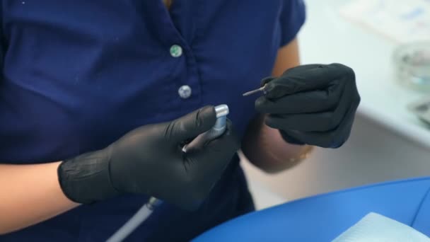 Zahnarzt bereitet Zahnbohrmaschine für Arbeit in Klinik für Stomatologie vor. — Stockvideo