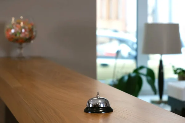 Recepção no hotel com um sino em uma mesa de madeira, vista close-up. — Fotografia de Stock