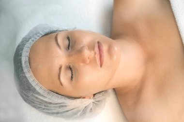 Kozmetik Kliniği 'nde yüz bakımı yapan bir kadın..