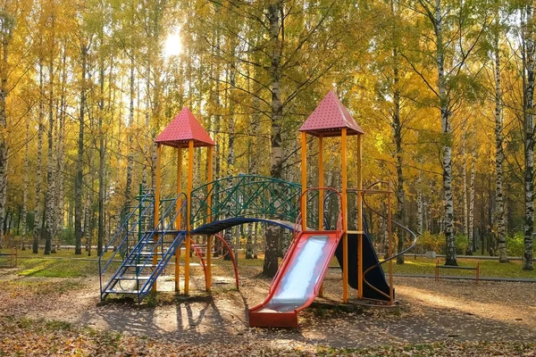 가을 도시 공원에 미끄럼틀이 있는 어린이들을 위한 시골 놀이터. — 스톡 사진