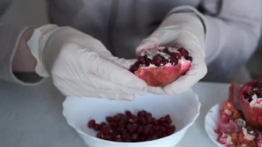 Kadınların elleri eldivenli, tabağın üzerindeki narı soyuyorlar..