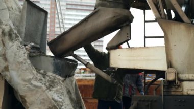 İnşaat alanındaki beton karıştırıcıdan konteynıra dökülüyor..