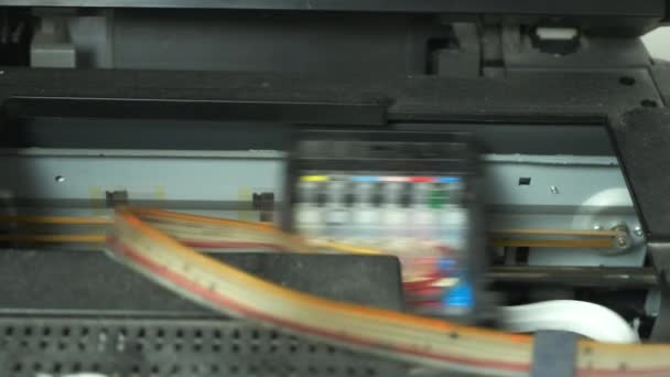 Continu inkttoevoersysteem werkt in printer die naar binnen beweegt, close-upweergave. — Stockvideo
