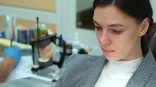 Portrait de jeune femme assise dans une chaise de dentiste et attendant un médecin. — Video