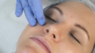 Kozmetik uzmanı, güzellik kliniğinde kadınların yüzüne sarı kabuk bağlıyor..