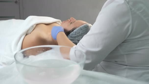 Cosmetólogo médico limpiando la cara de la mujer utiliza servilletas antibacterianas después de pelar. — Vídeo de stock