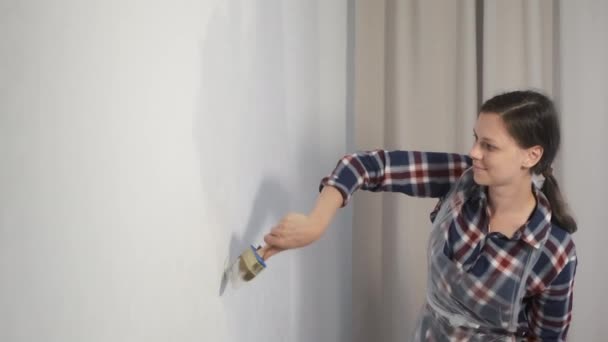 Kvinna hus målare målar väggen med pensel gör renovering hemma. — Stockvideo