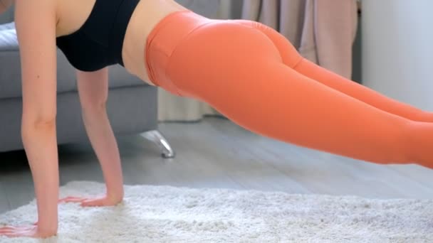 Mujer está practicando yoga haciendo ascendente y descendente hacia el perro posa en flujo. — Vídeos de Stock