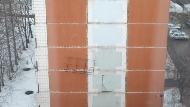 Metallrahmen für die Installation von Sonnenkollektoren wird auf das Dach eines Gebäudes gehoben. — Stockvideo