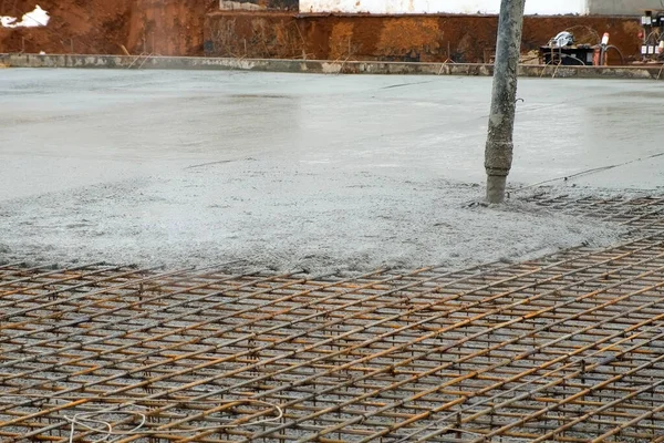 Gietfundering met nat zwaar beton door pijp op bouwplaats. — Stockfoto