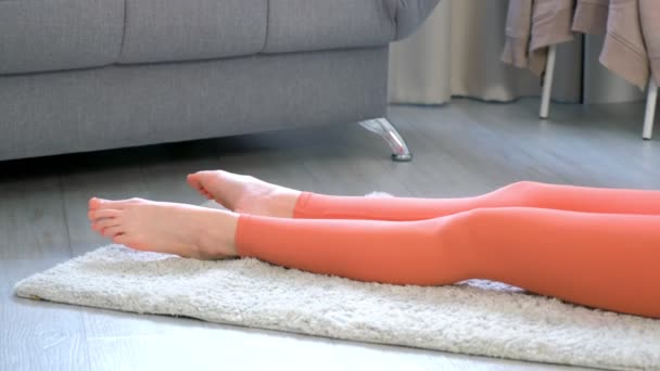 Femme réchauffant ses pieds pratiquant youga faire des exercices à la maison, jambes gros plan. — Video