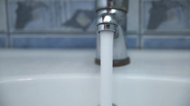 Musluk açık ve kapalı su bandı çalışıyor ve suyu durduruyor.