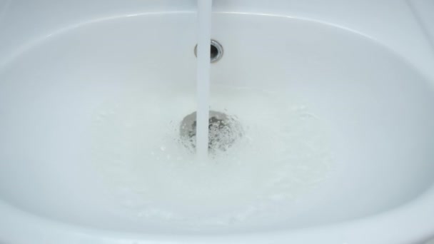 Le trou de drainage dans l'évier est bouché et l'eau s'écoule du robinet. — Video