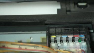 Sürekli mürekkep tedarik sistemi yazıcıda çalışıyor, içeriden hareket ediyor, yakın görünüm.