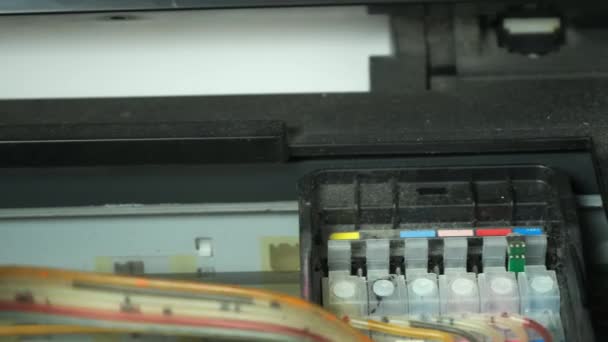 Continu inkttoevoersysteem werkt in printer die naar binnen beweegt, close-upweergave. — Stockvideo