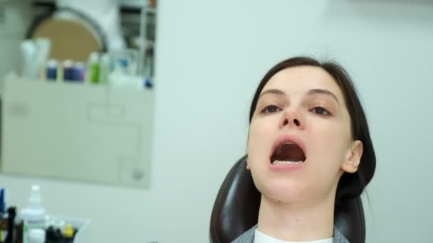 Mulher na odontologia, médico remove treinador dentes de silicone de sua boca. — Vídeo de Stock