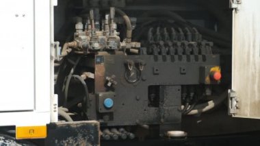 Tedarik betonu için mobil bir kurulumda beton pompada motor.