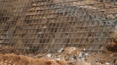 İnşaat alanındaki endüstriyel yapıların metal yapıları.