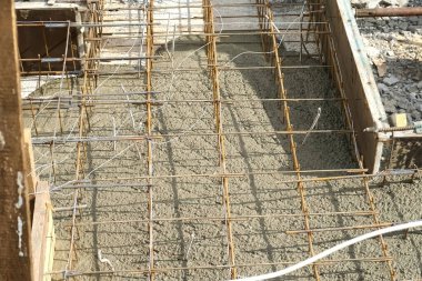 İnşaat halindeki binanın zemini beton döşemeyle başlıyor..