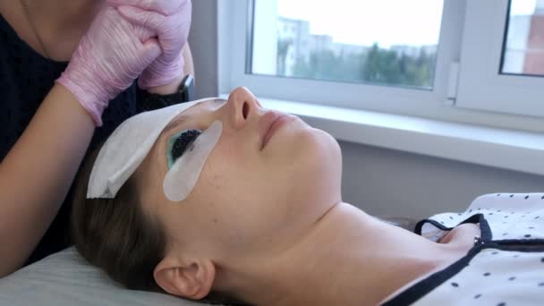 Γυναίκα στην άρση βλεφαρίδων πλαστικοποίησης διαδικασία ζωγραφικής στην κλινική ομορφιάς, closeup. — Αρχείο Βίντεο
