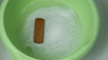 El yıkama için hazırlanmış fırçayla dolu bir havuzda sabunlu su..