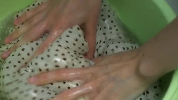 La mujer está lavando el vestido en el lavabo en agua jabonosa, lavandería por las manos. — Vídeos de Stock