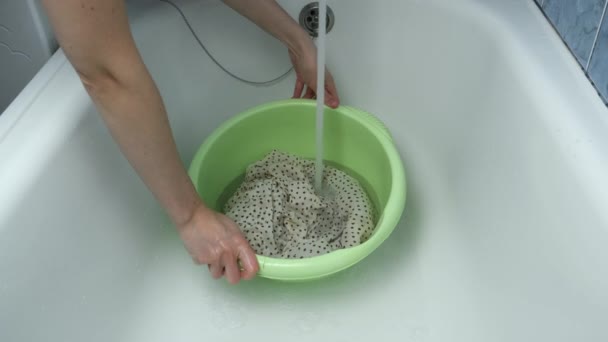 Žena si oplachuje šaty v koupelně pod proudem vody rukama. — Stock video