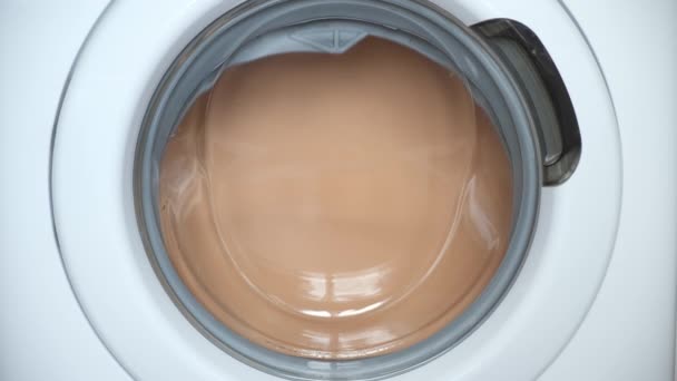 Tvättmaskin omslag ut tvätten beige sänglinne, närbild fönster vy. — Stockvideo
